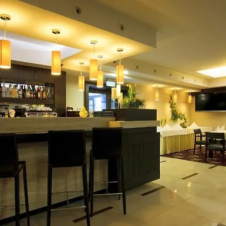 梧桐树下餐厅酒店