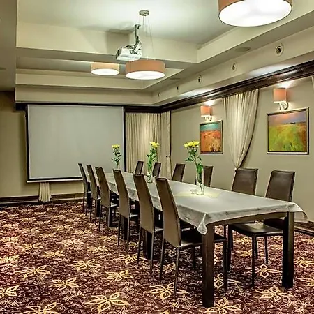 酒店 梧桐树下餐厅酒店 Chrzanów